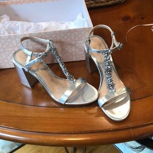 Jewel Badgley Mischka T-strap Silver Shoes